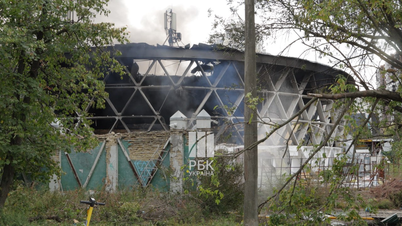 У Києві через атаку горів культовий ринок "Шайба": який вигляд він має зараз (фото, відео)